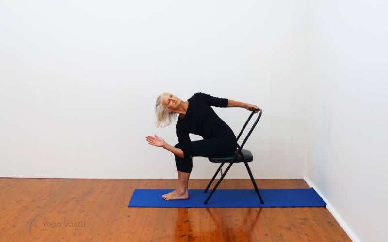 Compass Chair Pose (Eka Pada Parivrtta Utkatasana Surya Yantrasana  Variation) by Bernadette C. - Exercise How-to - Skimble