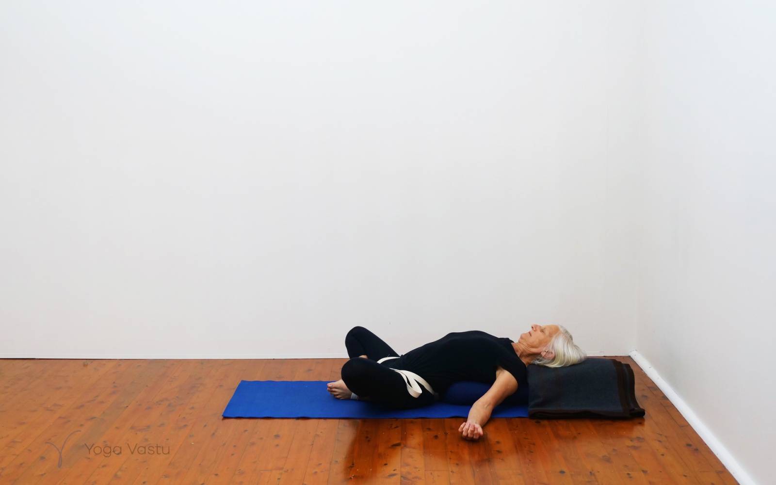 Online Iyengar yoga videos | Basic pranayama session (learning how to sit)