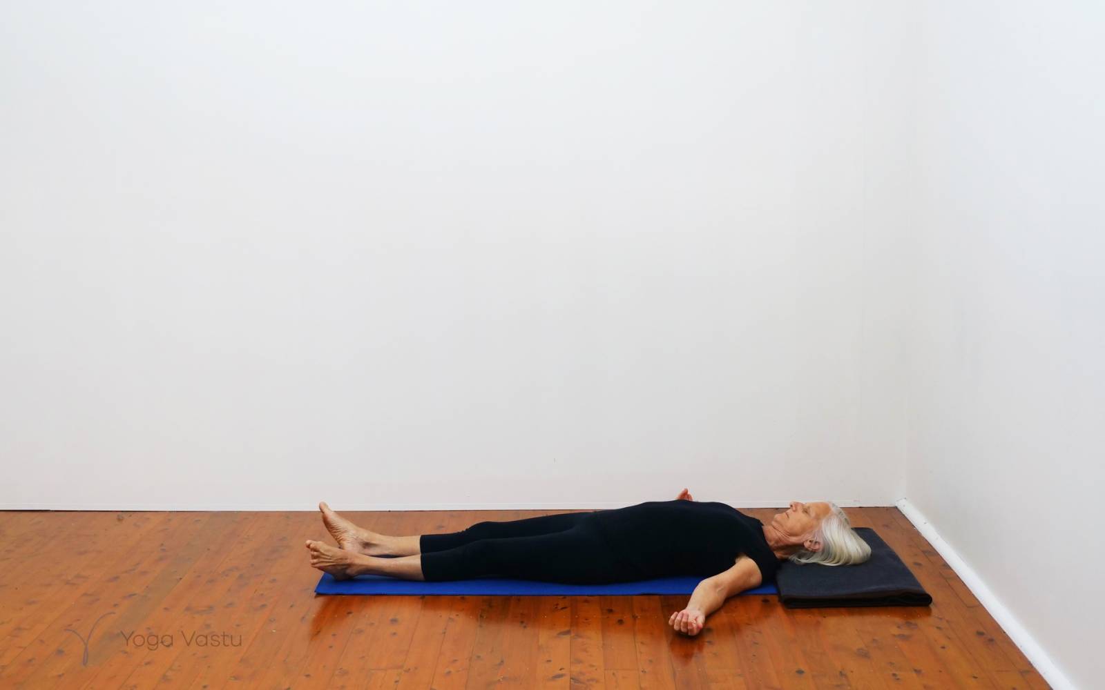Online Iyengar yoga videos | Basic pranayama session (learning how to sit)