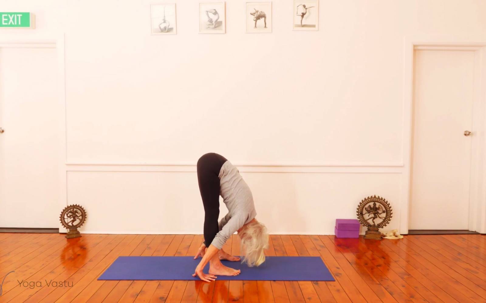 Free Photo | Blogger practicing advanced yoga by the water