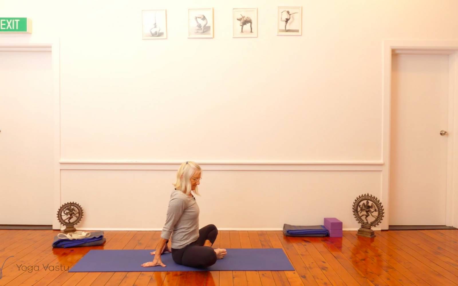 Online Iyengar yoga videos | Developing abdominal strength and balance (Level 1/2)