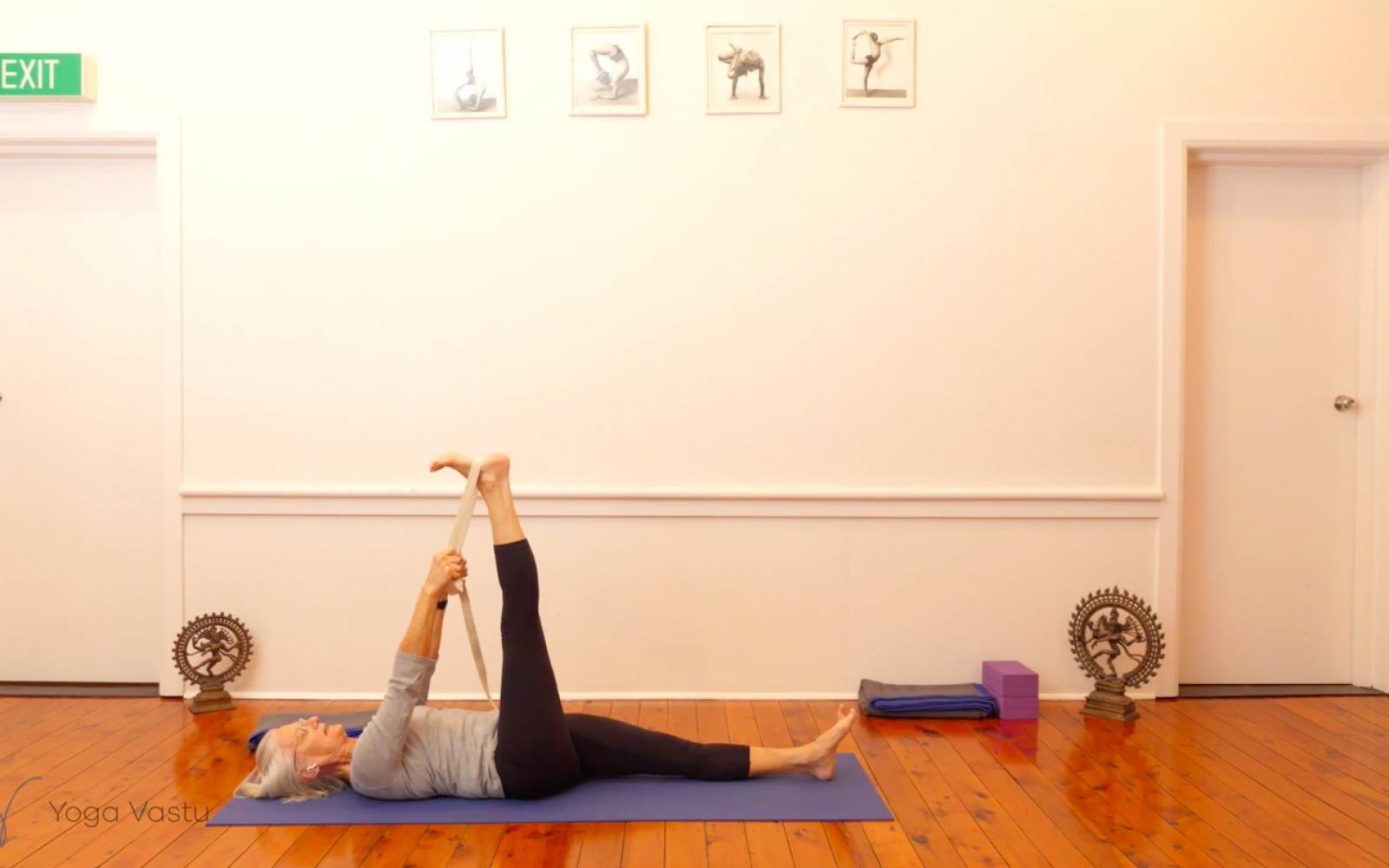 Side plank variation for all levels! | Galeri disiarkan oleh yoga with sara  | Lemon8