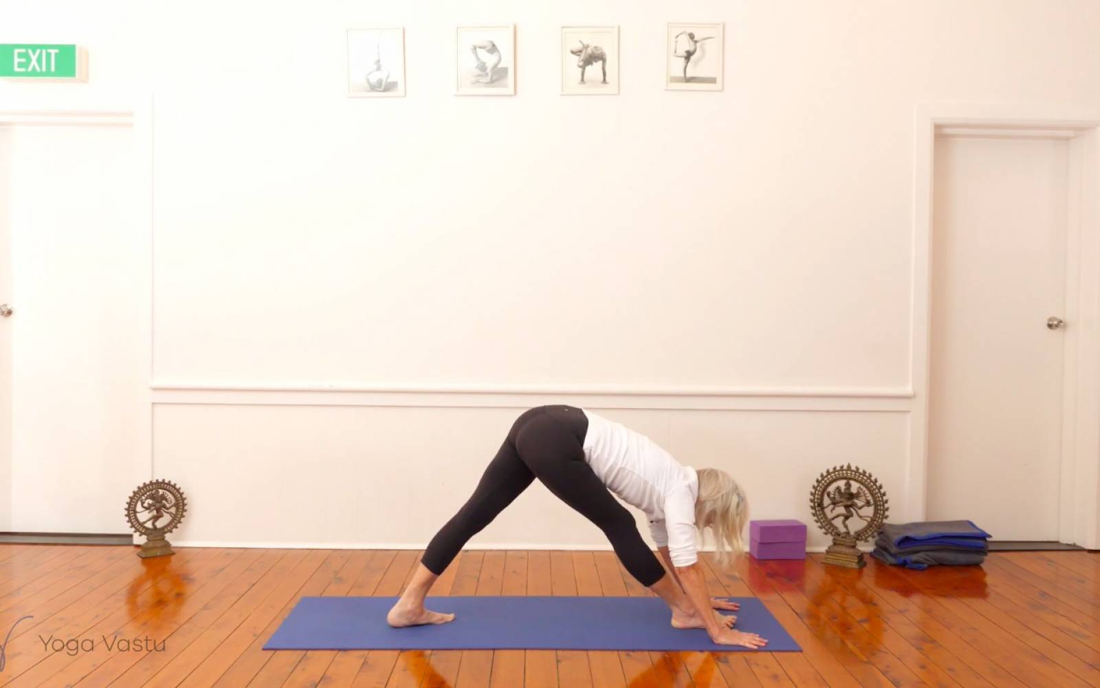 20 min YOGA WHEEL Full Body Stretch and Flow - YouTube