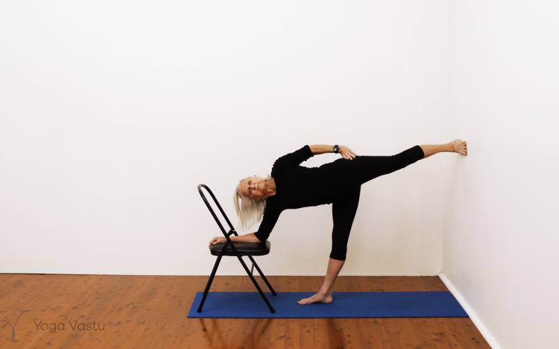 Online Iyengar yoga video thumbnail: Miscellaneous session for tense shoulders and hips (Beginners)