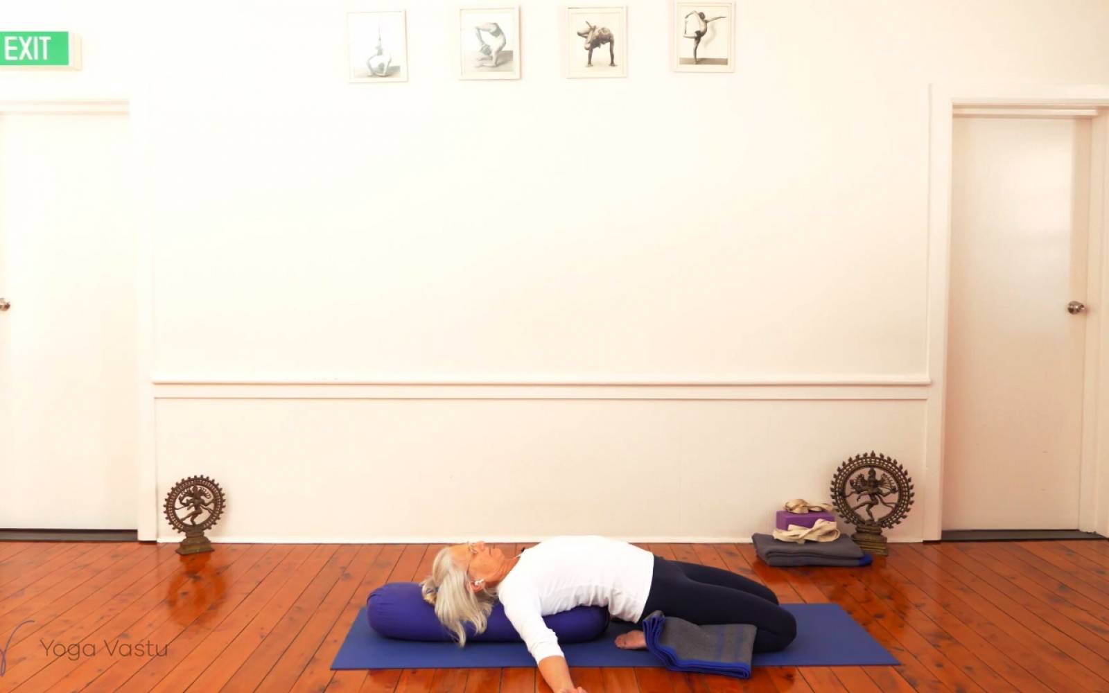 Online Iyengar yoga videos | Observing your Restrictions in Twists with Props (Advanced)