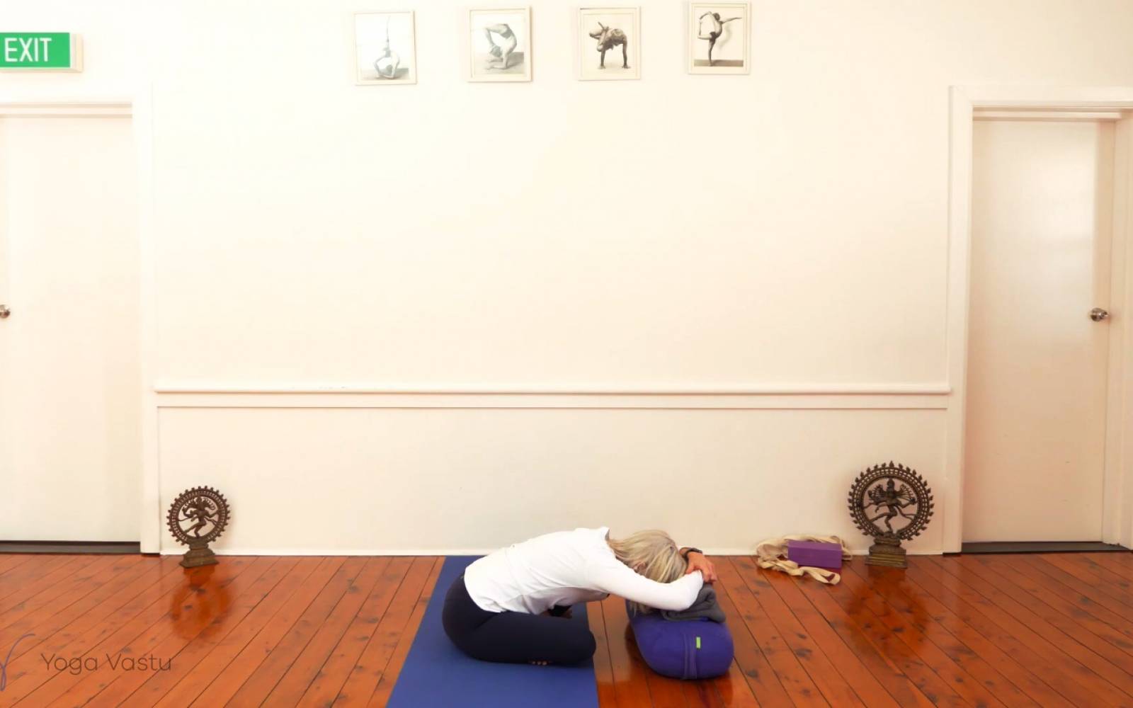 Online Iyengar yoga videos | Observing your Restrictions in Twists with Props (Advanced)