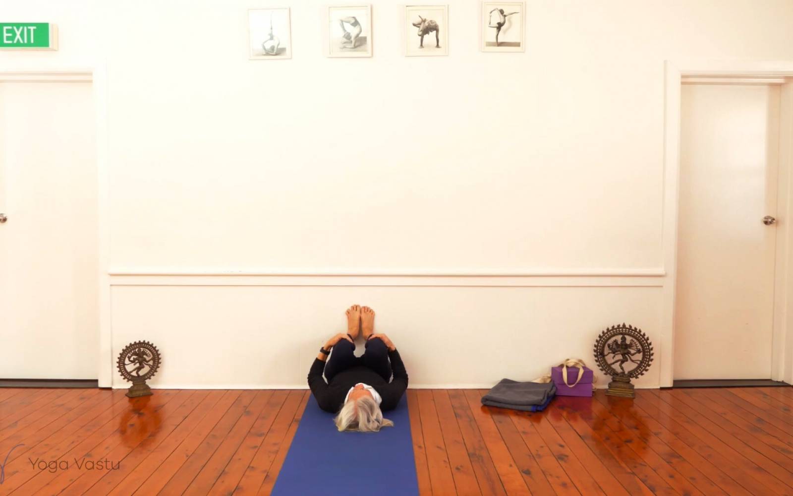 Online Iyengar yoga videos | Observing your Restrictions in Twists with Props (Advanced)