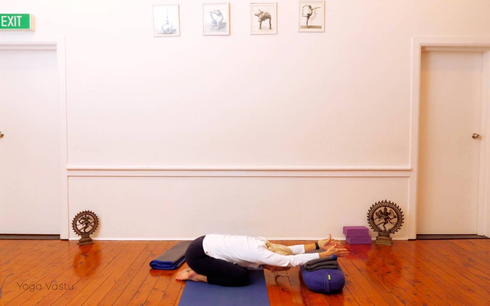 Online Iyengar yoga videos | Twisting in Standing Poses with Wall Support (Level 3)