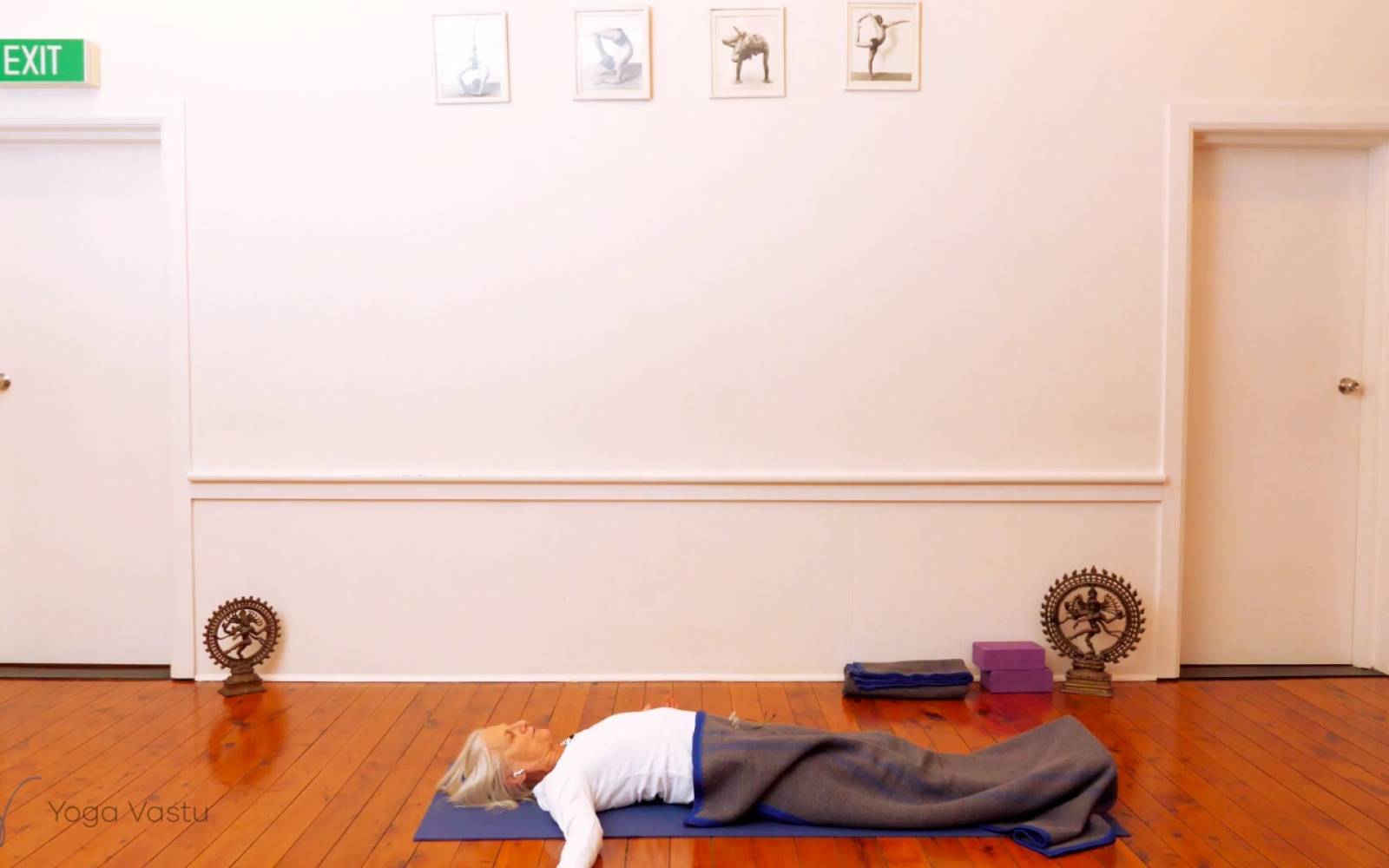 Online Iyengar yoga videos | Twisting in Standing Poses with Wall Support (Level 3)