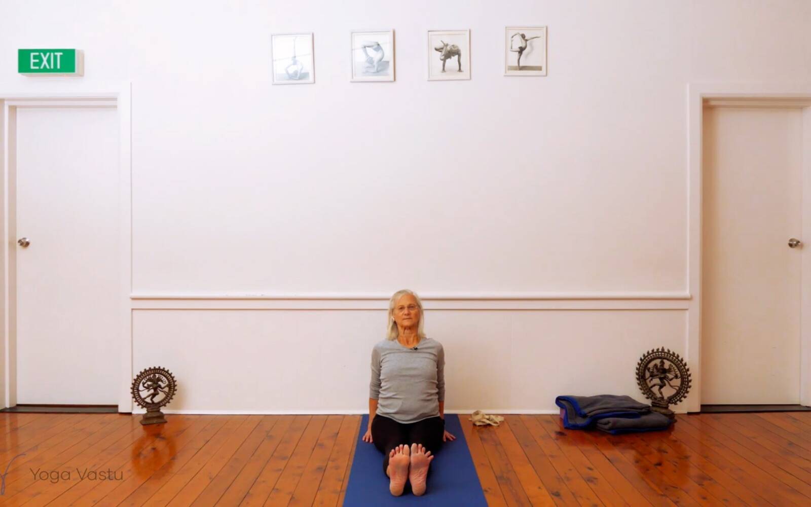 Online Iyengar yoga videos | Encouraging Relaxation Through Use of Props (Level 1/2)