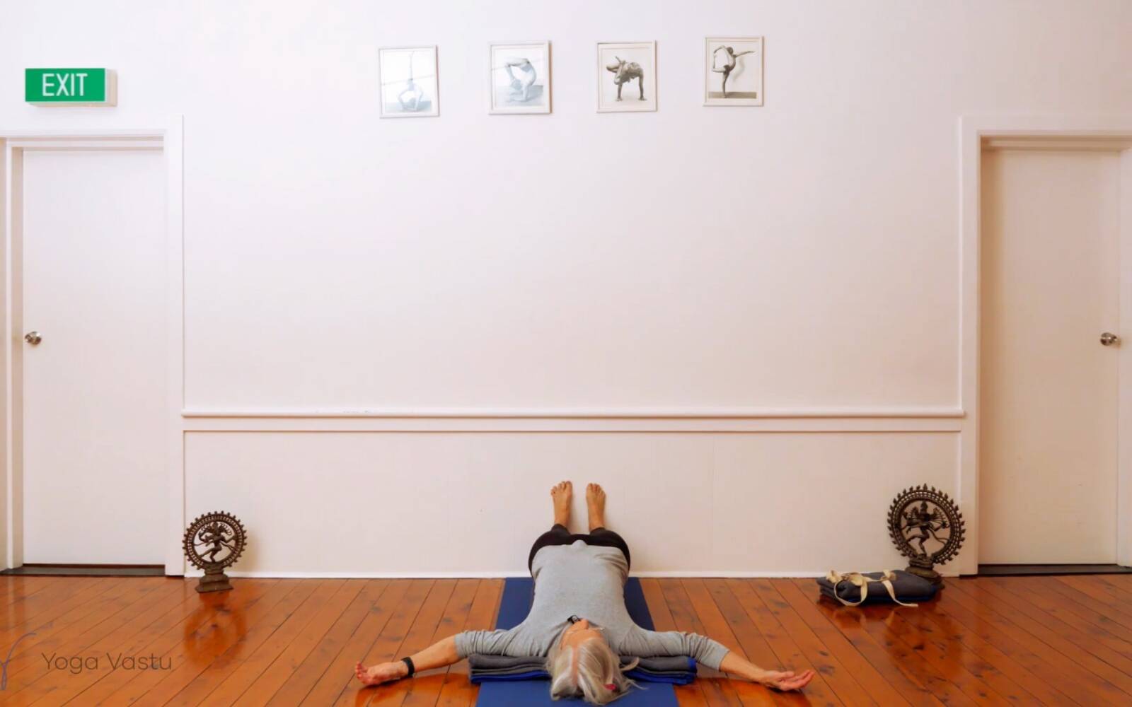 Online Iyengar yoga videos | Encouraging Relaxation Through Use of Props (Level 1/2)