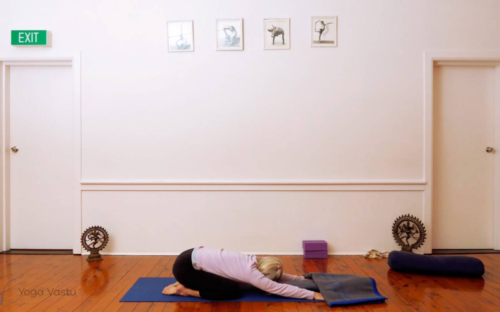 Online Iyengar yoga videos | Encouraging Relaxation Through Use of Props (Level 1/2)