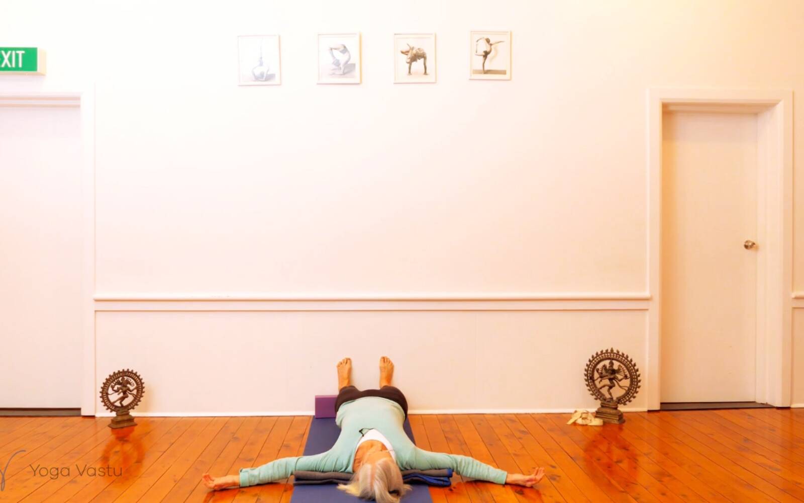 Online Iyengar yoga videos | Restorative: Using Props to Facilitate Observation (Level 3)
