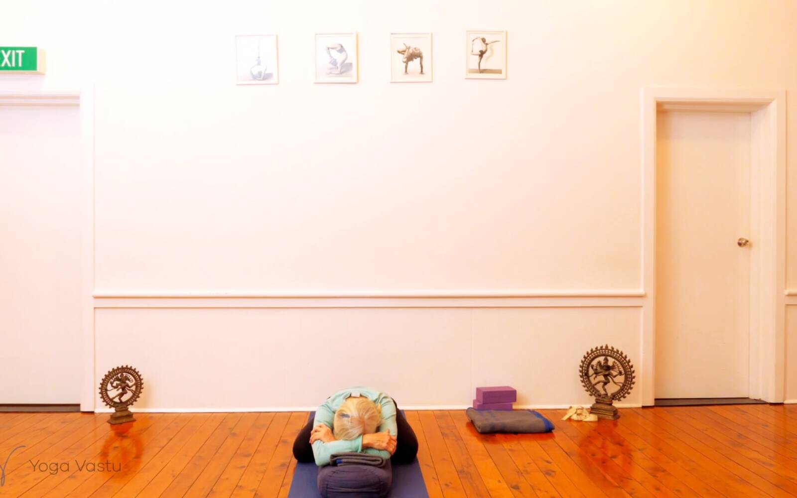 Online Iyengar yoga videos | Restorative: Using Props to Facilitate Observation (Level 3)