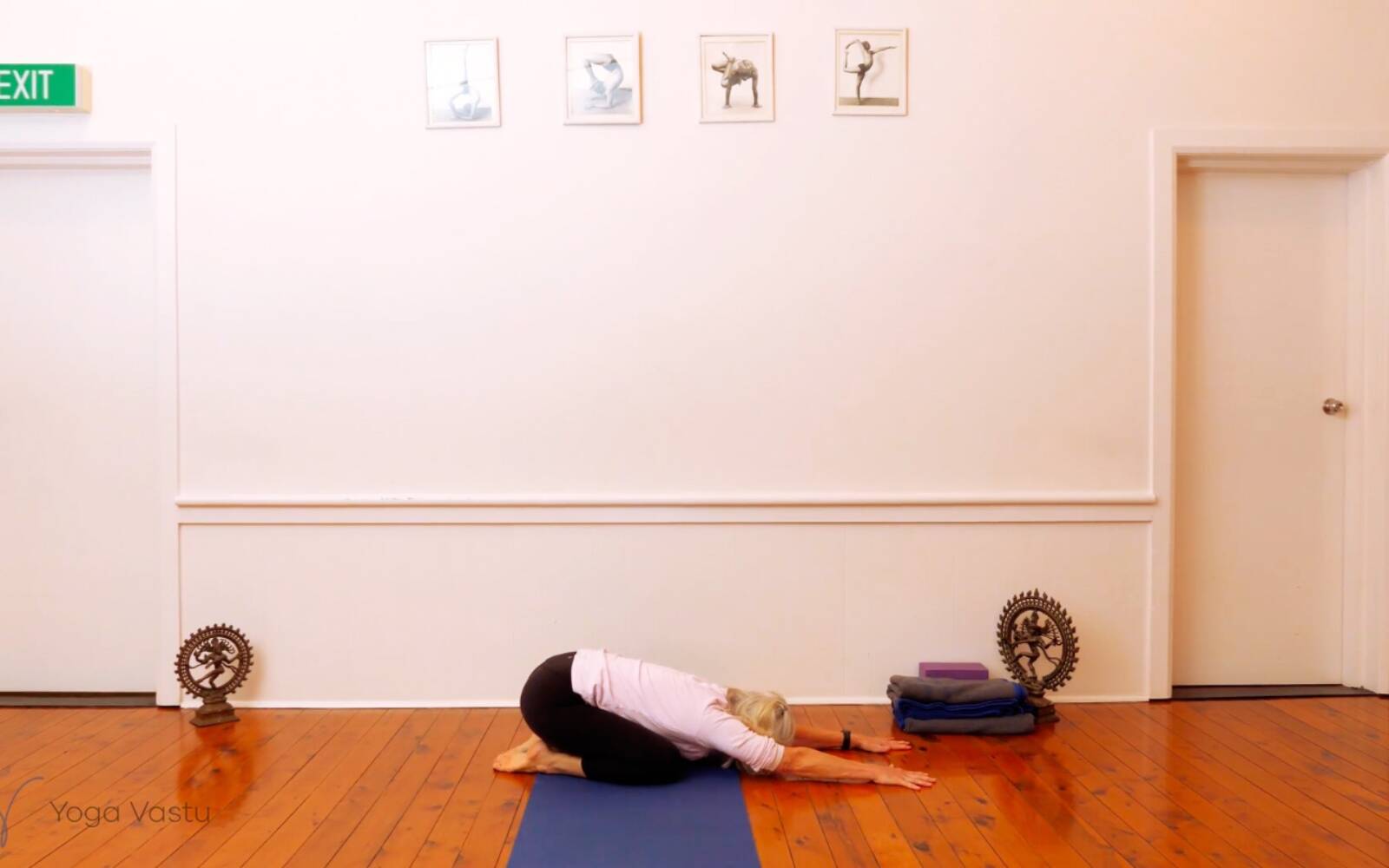 Online Iyengar yoga videos | The Concept of Timing in Standing Poses (Level 1/2)