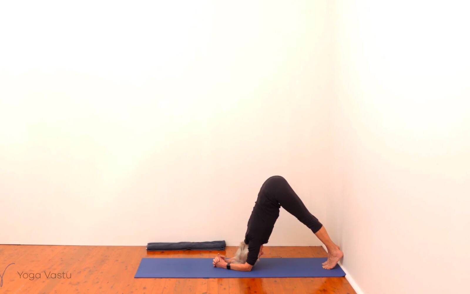 Online Iyengar yoga videos | Introduction to Backbends with Minimal Props (Beginners)