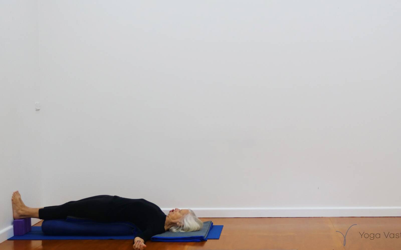 Online Iyengar yoga videos | A Stress-Relieving Half-Hour Session to End the Day