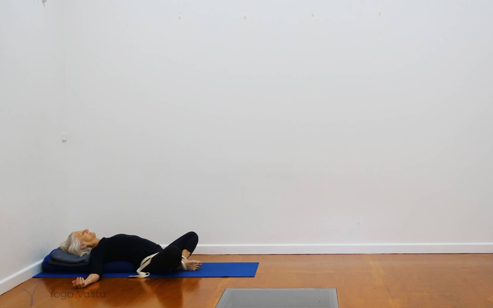 Online Iyengar yoga videos | A Stress-Relieving Half-Hour Session to End the Day