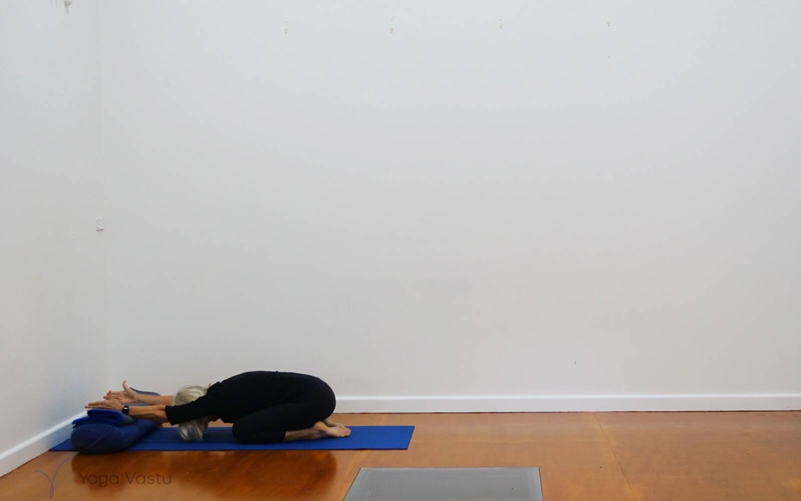 Online Iyengar yoga videos | A Stress-Relieving Half-Hour Session to End the Day