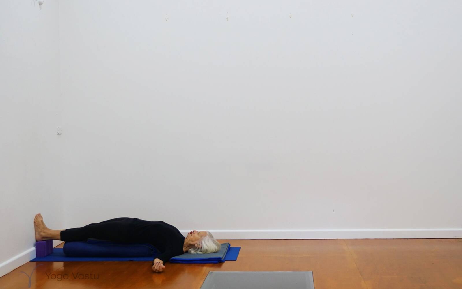 Online Iyengar yoga videos | A Stress-Relieving Half-Hour Session to End the Day