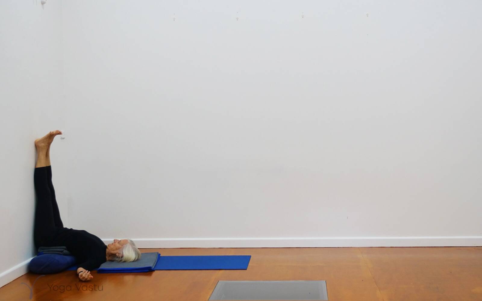 Online Iyengar yoga videos | A Stress-Relieving Half-Hour Session to End the Day